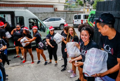 Ação 'Por Um Natal Melhor' distribui 3 mil cestas básicas nas comunidades cariocas neste sábado