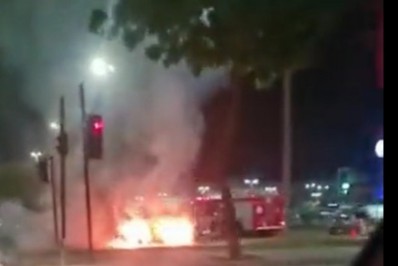Carro pega fogo e deixa bombeiro ferido na Barra da Tijuca