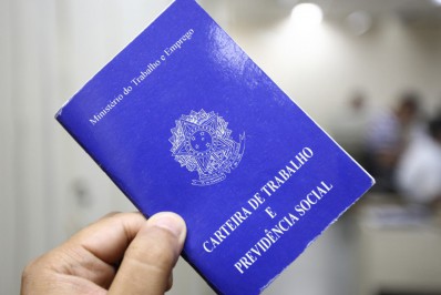 País tem taxa de informalidade de 38,9% no trimestre até abril, diz IBGE