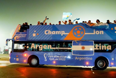 Após título da Copa do Mundo, jogadores da Argentina desfilam em carro aberto pelo Catar