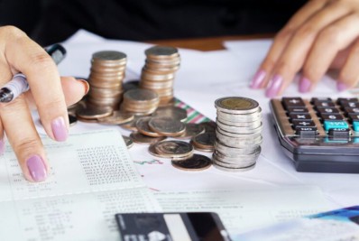 Mais de 1/3 dos consumidores fluminenses deve parcelar despesas como IPTU e IPVA, aponta Fecomércio RJ