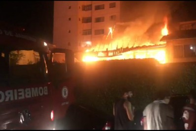 Policiais militares socorrem vítimas de incêndio em Teresópolis
