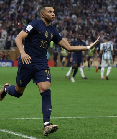 Mbappé marcou três gols na final da Copa do Mundo contra a Argentina