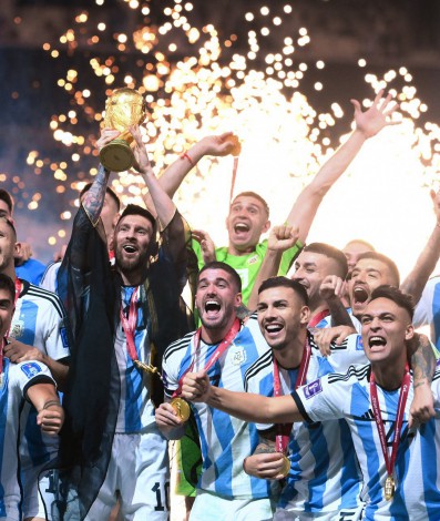 Em uma final emocionante no Estádio Lusail, a Argentina faturou o tricampeonato mundial ao derrotar a França na cobrança de pênaltis (4 a 2), após persistir o empate com o placar de 3 a 3 na prorrogação. O título consagrou de vez o craque Messi, de 35 anos. Ele comandou a conquista que encerrou 36 anos de jejum argentino em Copas do Mundo