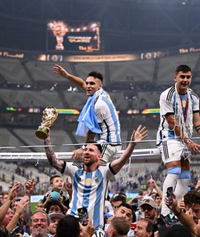 Messi, nos braços do povo, celebrando a conquista da Copa do Mundo