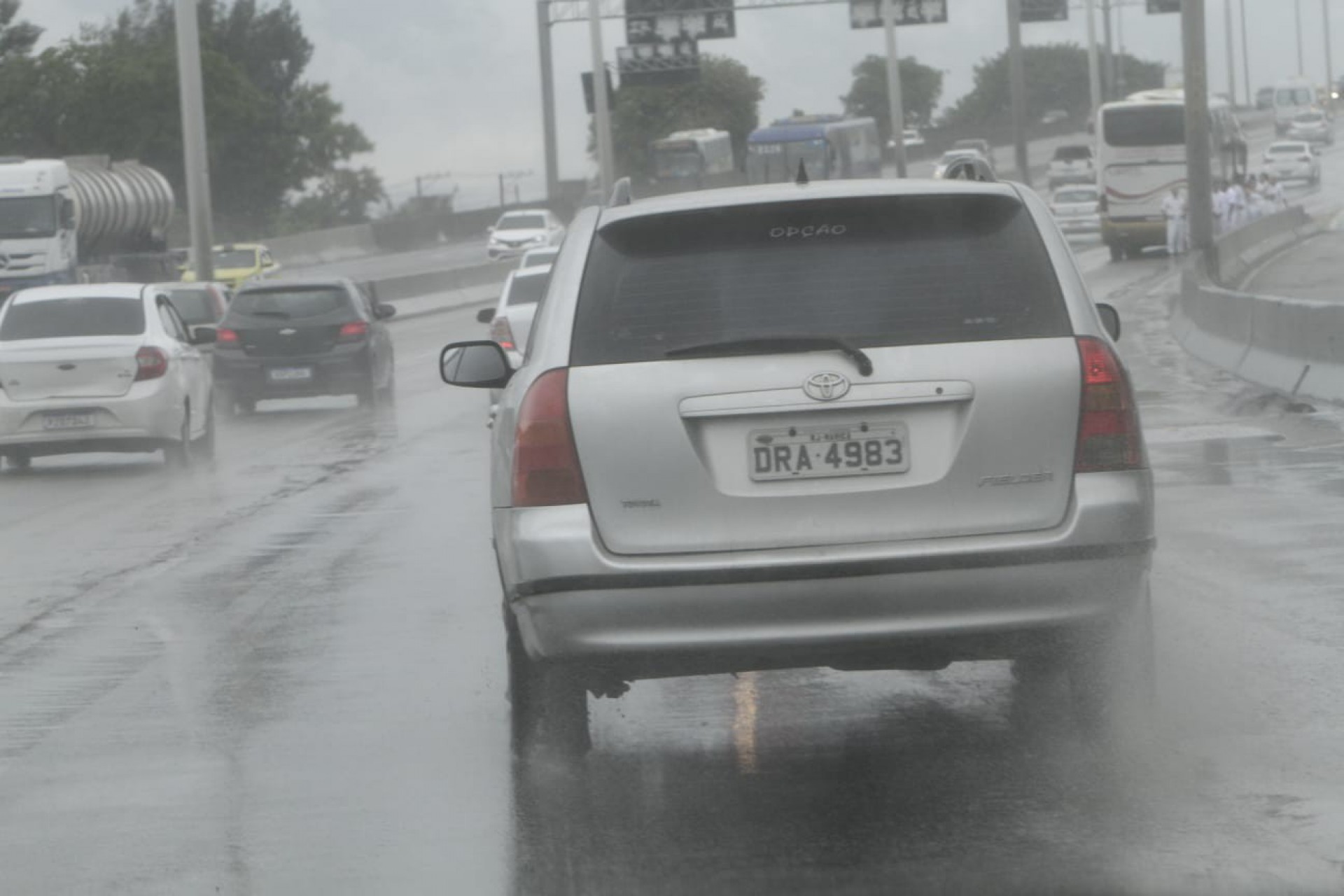 Neste domingo (18), foi registrado chuva na Ponte Rio-Niterói  - Marcos Porto/ Agência O Dia