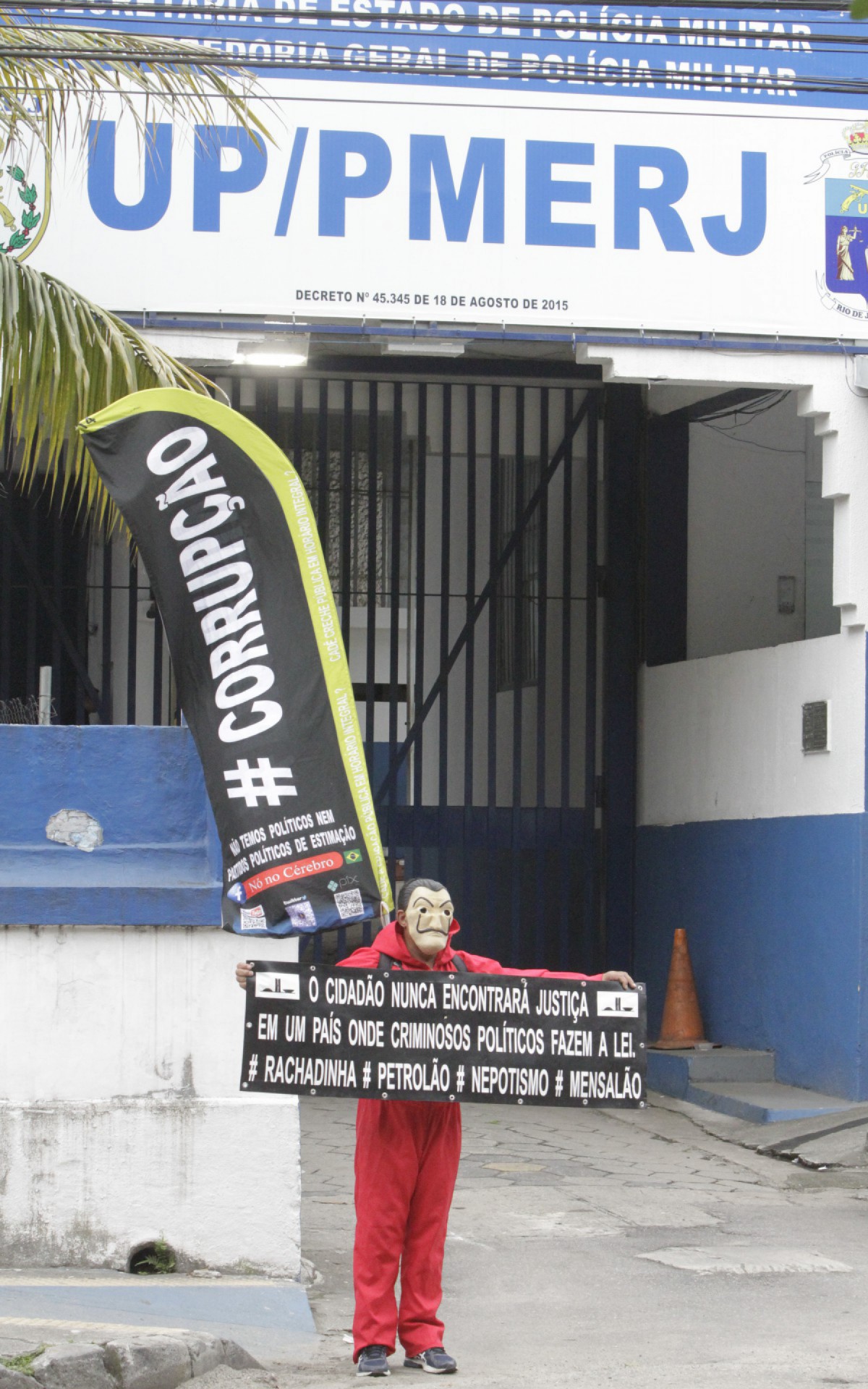 Protesto na porta do Bepe 3 nesta segunda-feira(19). - Cleber Mendes/Ag&ecirc;ncia O Dia