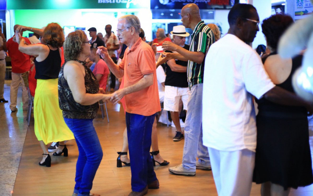 Jos&eacute; Moniz e Concei&ccedil;&atilde;o Fernandes "riscaram o ch&atilde;o" aproveitaram o Baile da Melhor Idade