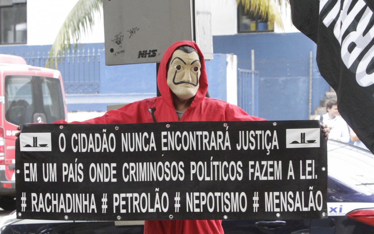 Protesto na porta do Bepe 3 nesta segunda-feira(19). - Cleber Mendes/Ag&ecirc;ncia O Dia