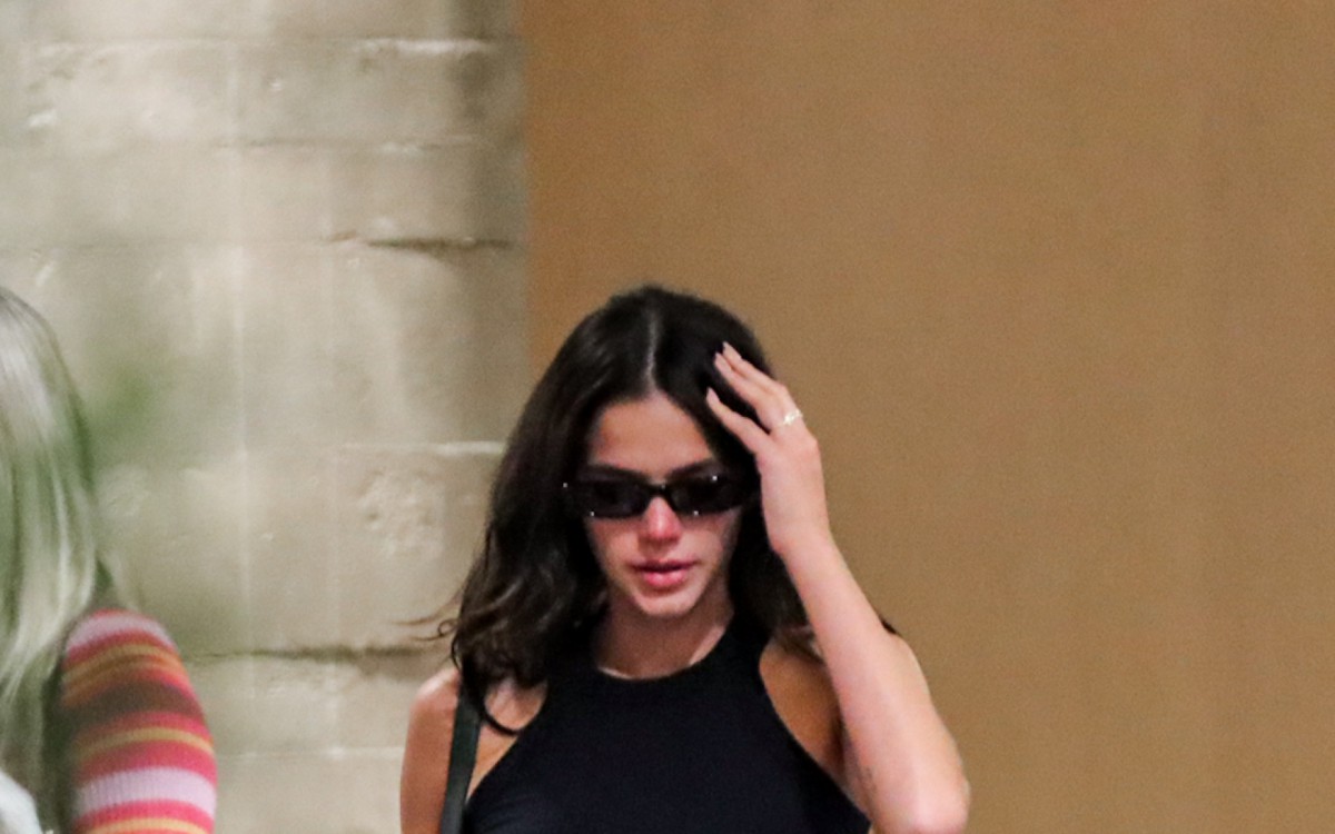 Bruna Marquezine aproveitou o domingo para ir ao shopping