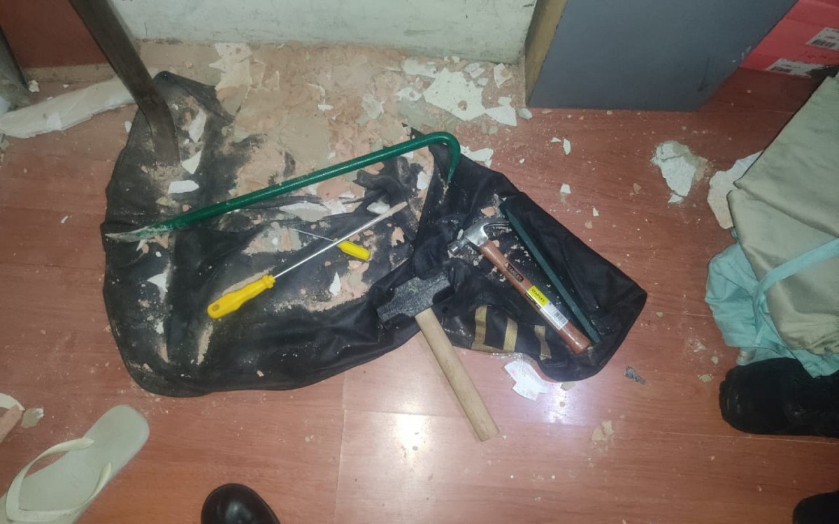 Diversas ferramentas usadas para abrir o buraco na parede foram apreendidas pelos policiais durante a a&ccedil;&atilde;o