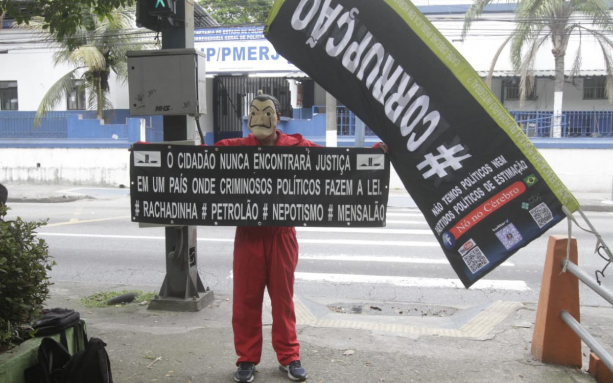 Manifestante esteve na frente da Unidade Prisional da PM para protestar contra soltura de SÃ©rgio Cabral - Marcos Porto/AgÃªncia O Dia