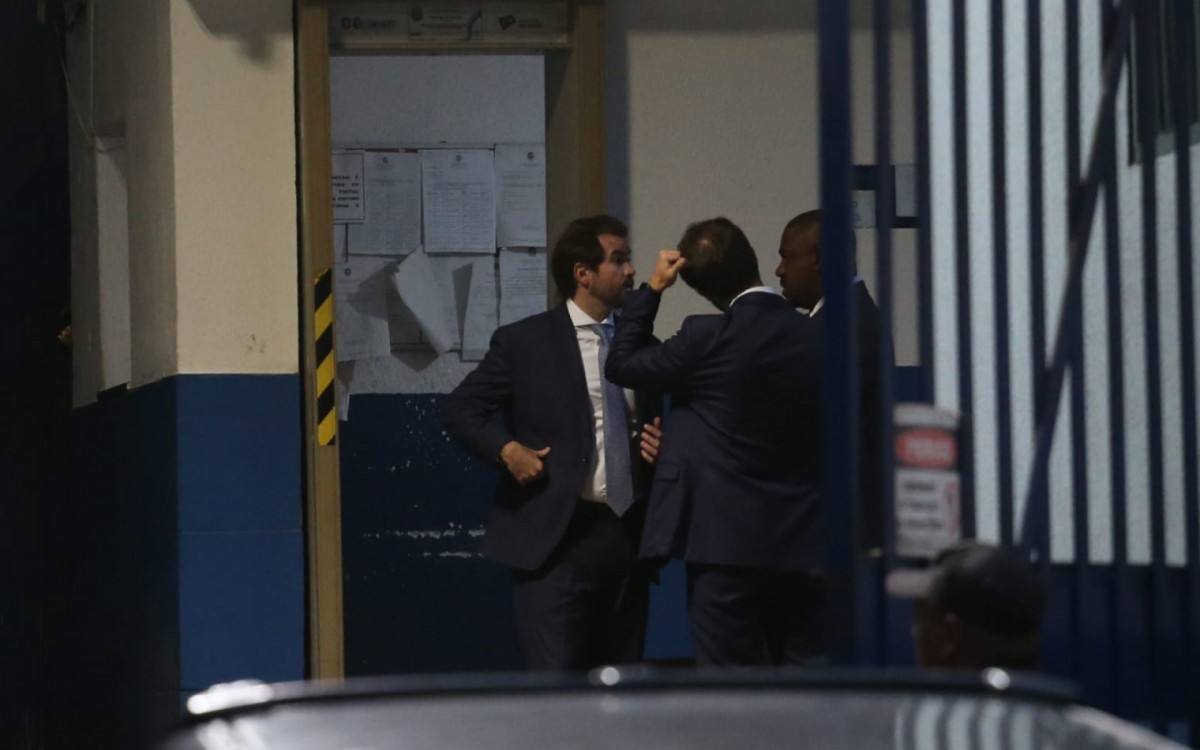 Advogados de Sérgio Cabral esperaram a soltura desde o início da manhã desta segunda (19) - Cleber Mendes/Agência O DIA