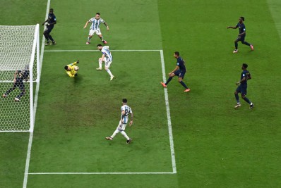 Jornal francês diz que terceiro gol da Argentina deveria ter sido anulado; entenda