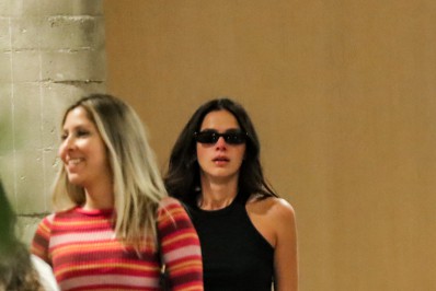 Bruna Marquezine e Ludmilla passeiam no shopping com seus respectivos familiares