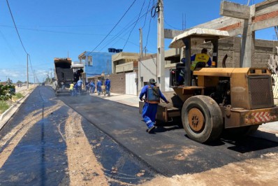 Asfaltamento de pistas visando desviar o fluxo de veículos do centro da cidade é retomado