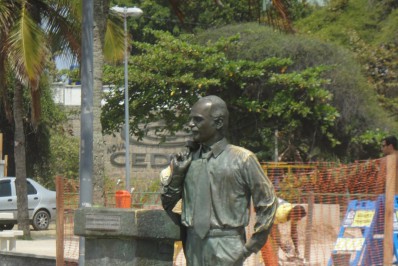 Estátua do jornalista Zózimo Barrozo do Amaral no Leblon passa por manutenção