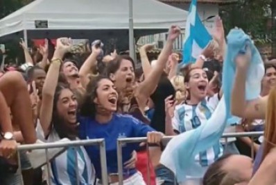 Cerca de três mil 'hermanos' lotam Búzios em comemoração ao tri da Argentina