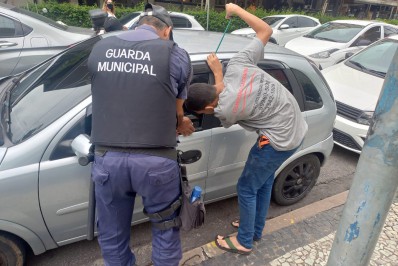 GMVR auxilia a liberar bebê trancado em carro na Vila Santa Cecília