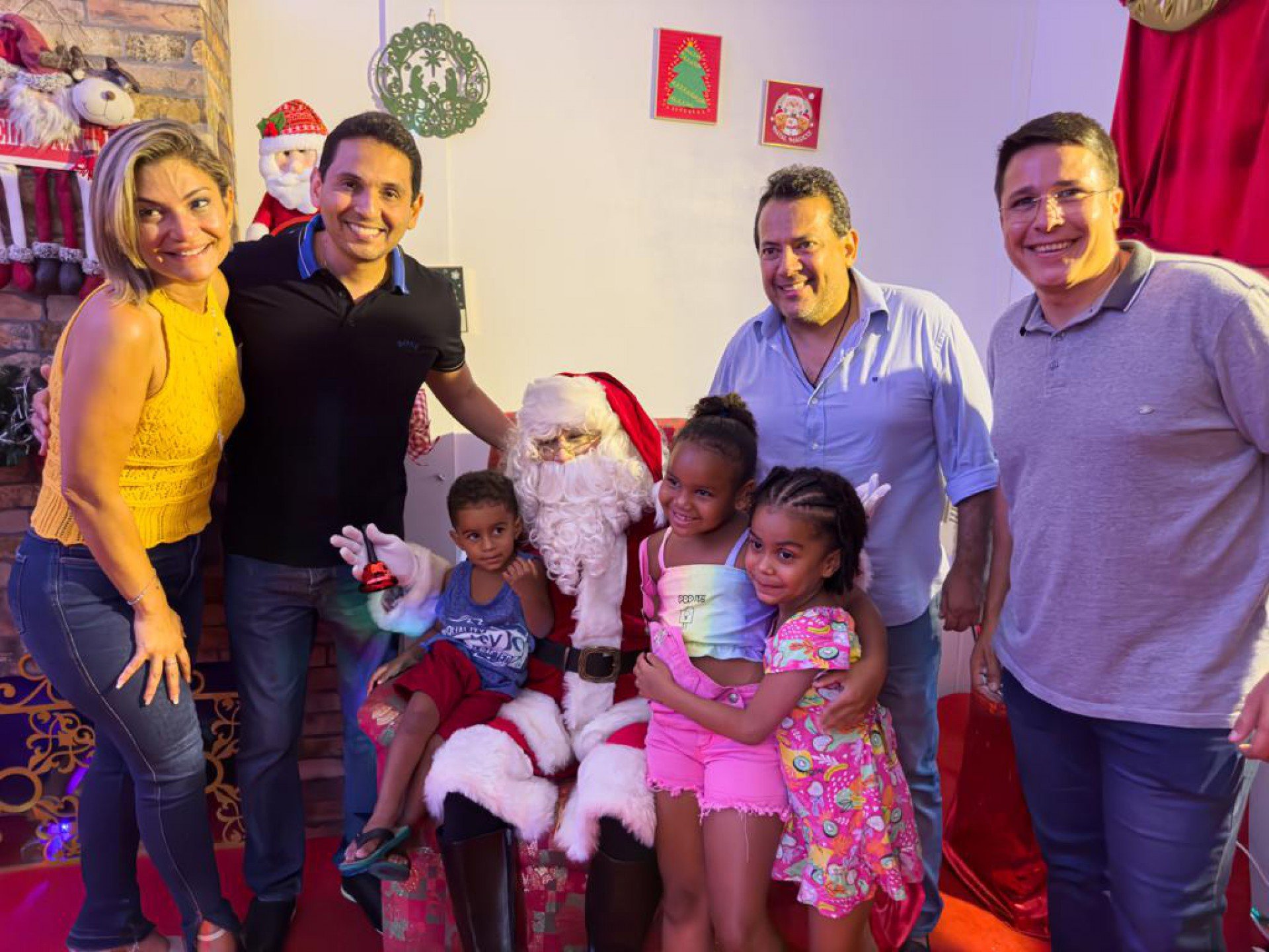 O prefeito Abraãozinho e a vice Flávia Duarte marcaram presença na abertura da Casa do Bom Velhinho - Divulgação