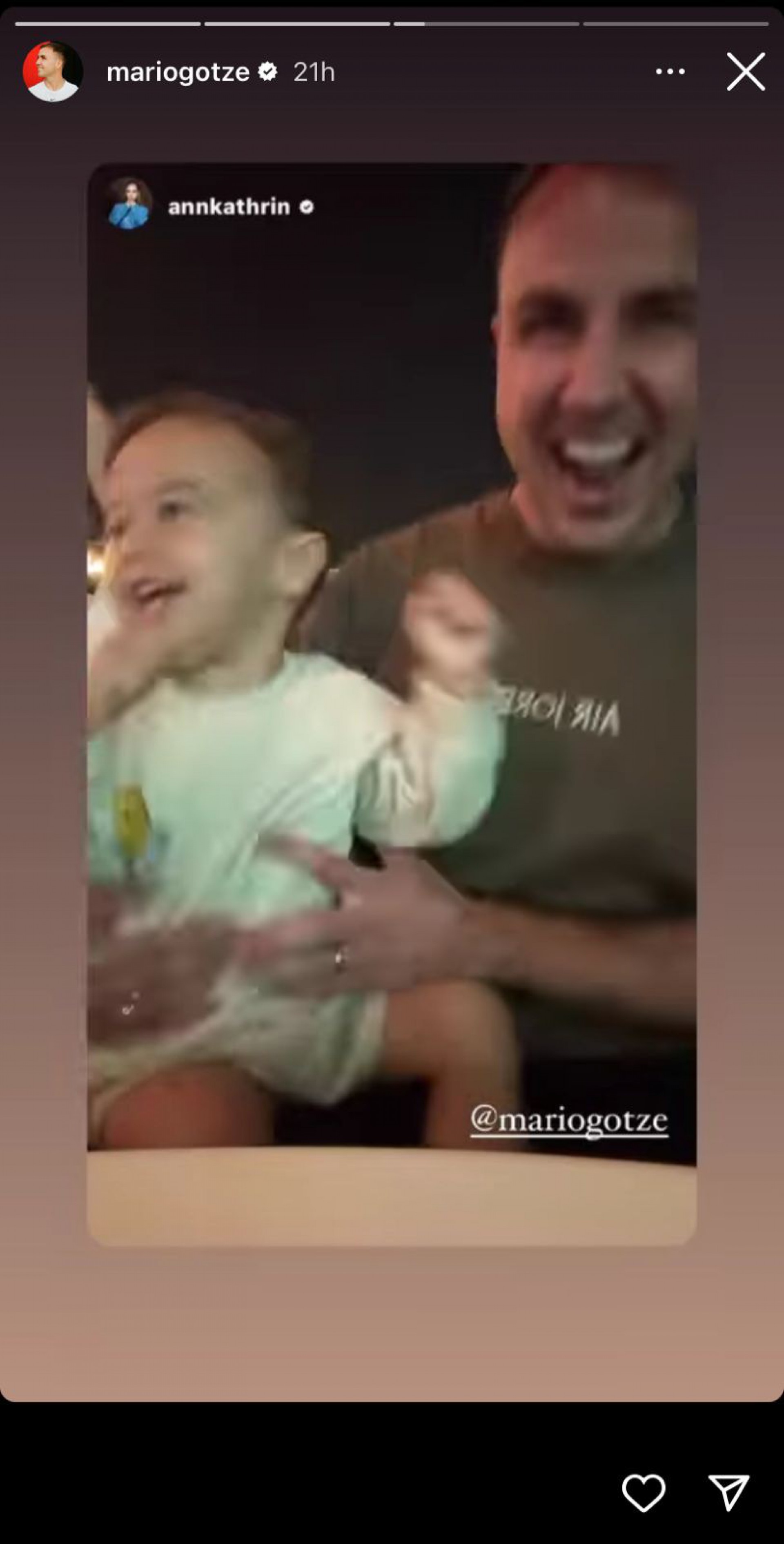 Mario G&ouml;tze ao lado do filho