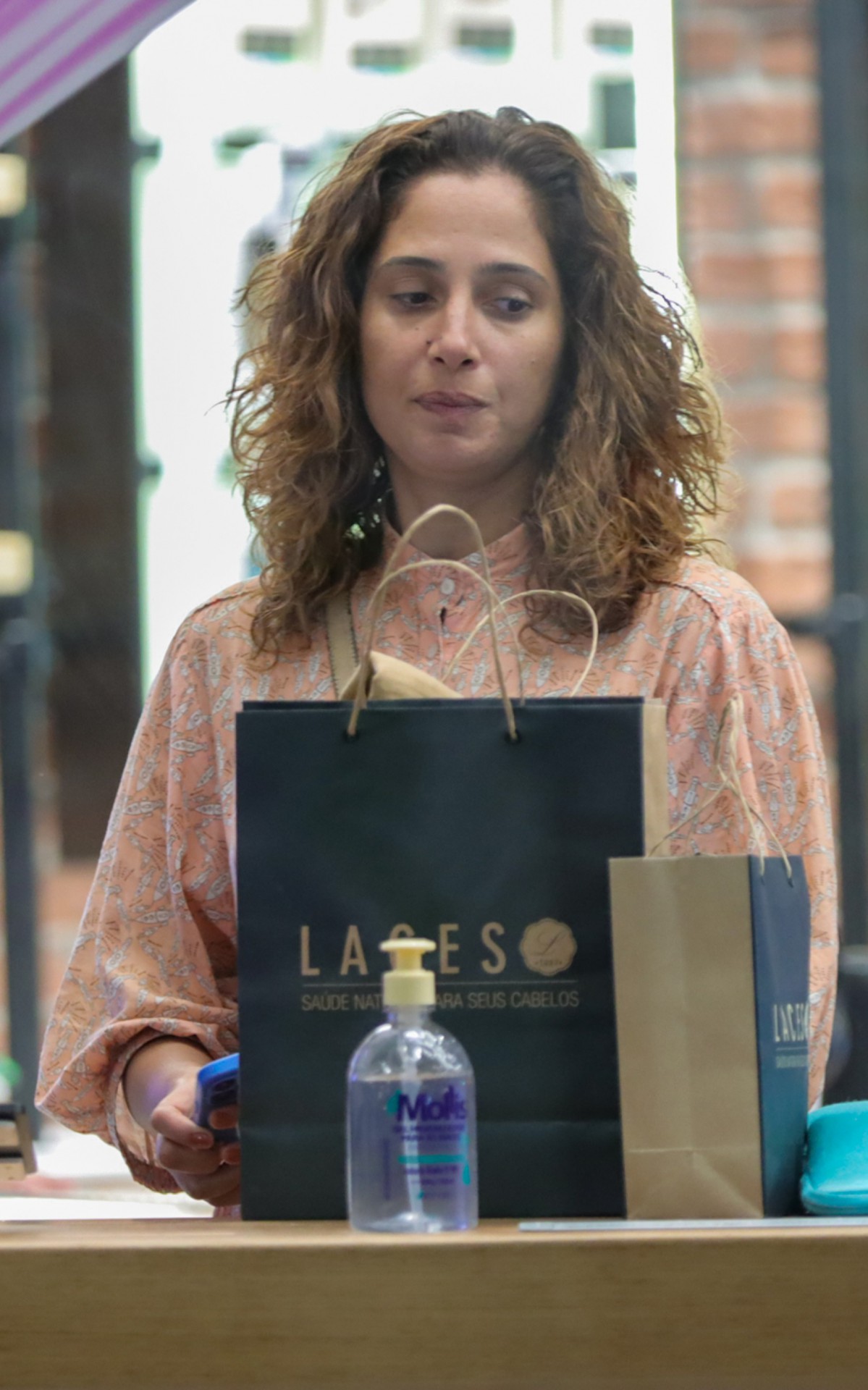 Camila Pitanga passeia no shopping com a filha Antonia na noite desta segunda-feira