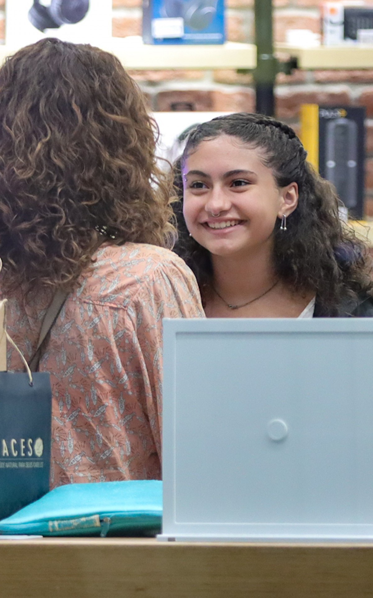 Camila Pitanga passeia no shopping com a filha Antonia na noite desta segunda-feira
