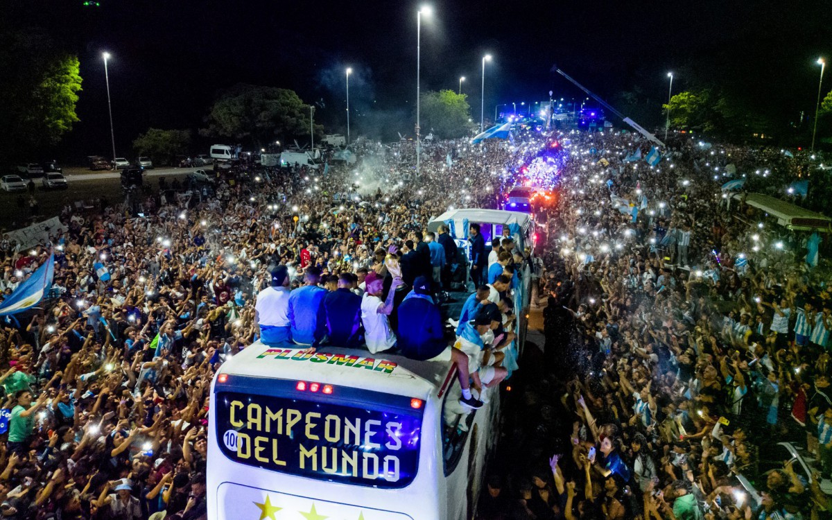 Multid&atilde;o lotou as ruas de Buenos Aires para receber a sele&ccedil;&atilde;o argentina ap&oacute;s conquista da Copa do Mundo
