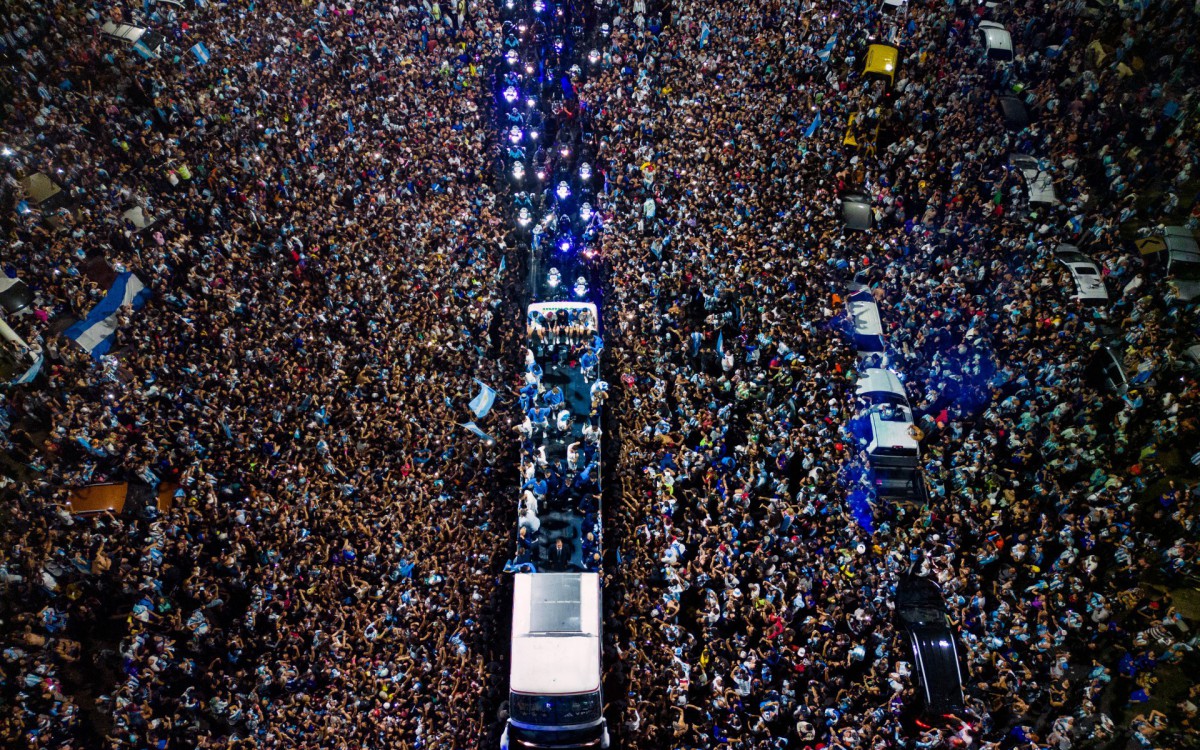 Multid&atilde;o lotou as ruas de Buenos Aires para receber a sele&ccedil;&atilde;o argentina ap&oacute;s conquista da Copa do Mundo