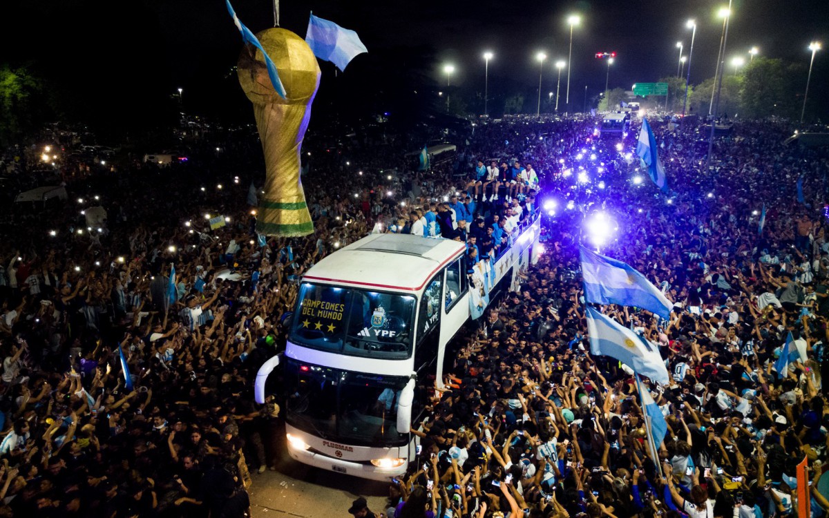 Multid&atilde;o lotou as ruas de Buenos Aires para receber a sele&ccedil;&atilde;o argentina ap&oacute;s conquista da Copa do Mundo
