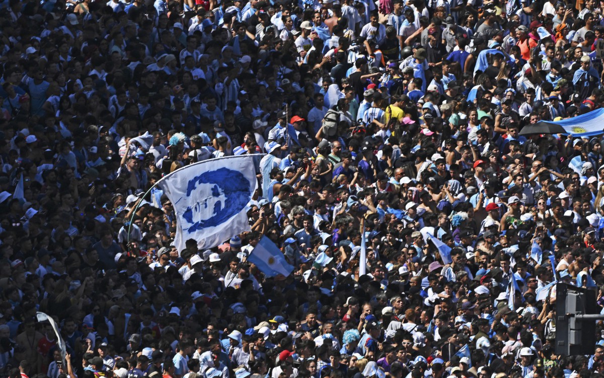 Multid&atilde;o lotou as ruas de Buenos Aires para receber a sele&ccedil;&atilde;o argentina ap&oacute;s conquista da Copa do Mundo