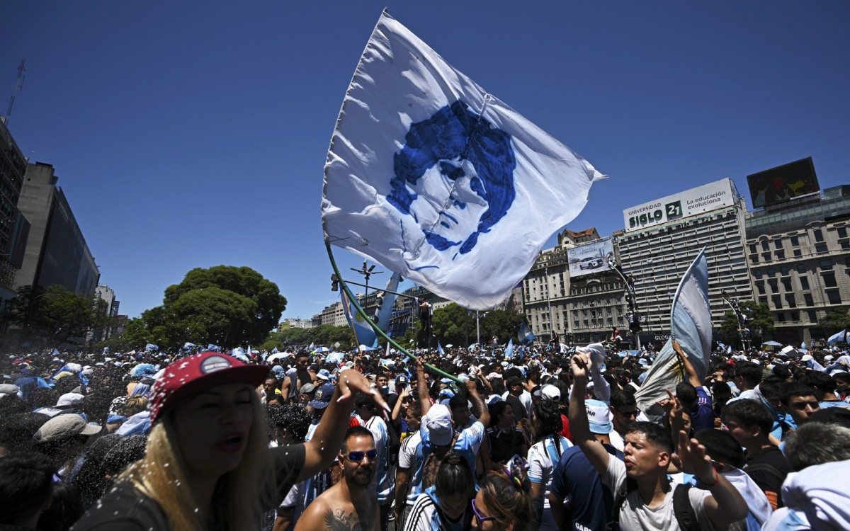 Multid&atilde;o lotou as ruas de Buenos Aires para receber a sele&ccedil;&atilde;o argentina ap&oacute;s conquista da Copa do Mundo