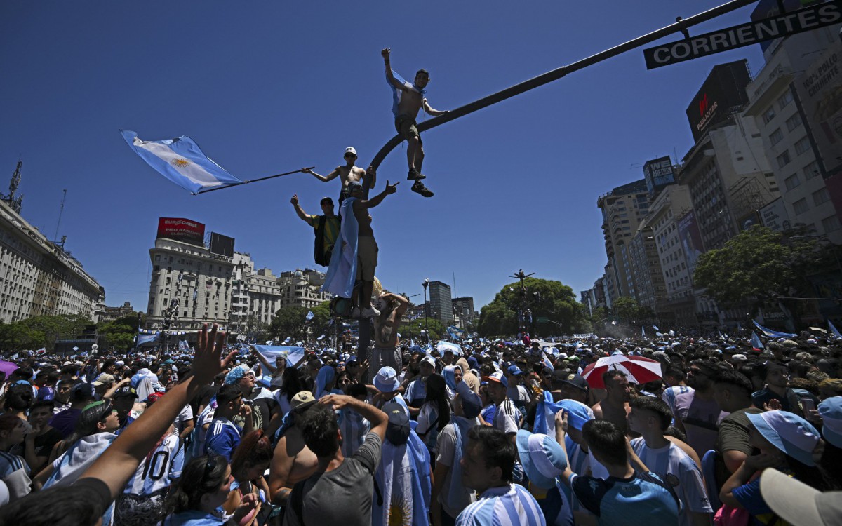 Multid&atilde;o lotou as ruas de Buenos Aires para receber a sele&ccedil;&atilde;o argentina ap&oacute;s conquista da Copa do Mundo