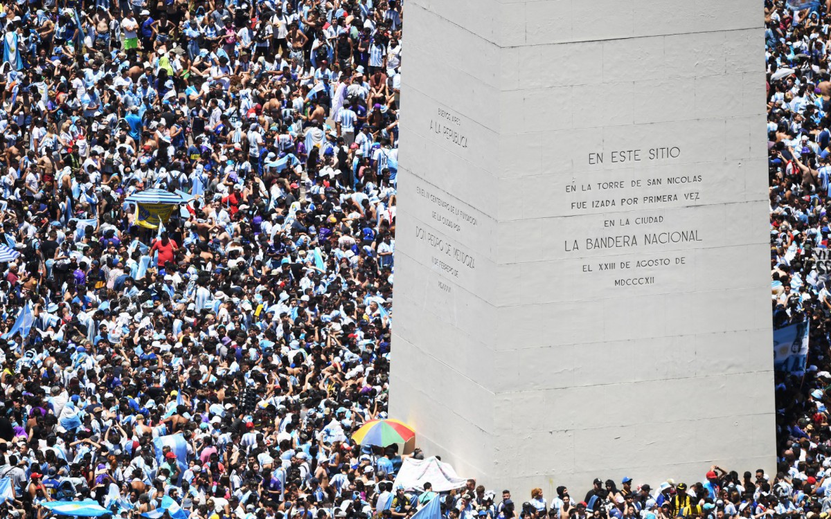Multid&atilde;o lotou as ruas de Buenos Aires para receber a sele&ccedil;&atilde;o argentina ap&oacute;s conquista da Copa do Mundo