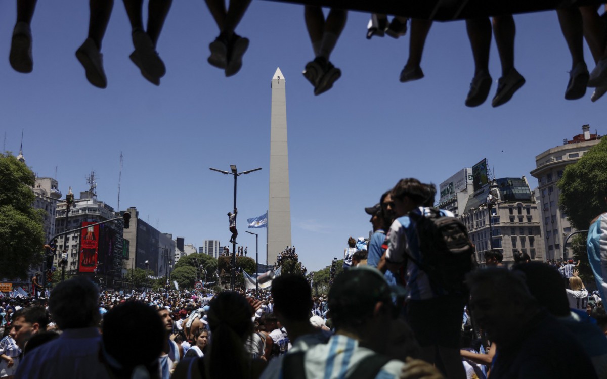 Multid&atilde;o lotou as ruas de Buenos Aires para receber a sele&ccedil;&atilde;o argentina ap&oacute;s conquista da Copa do Mundo