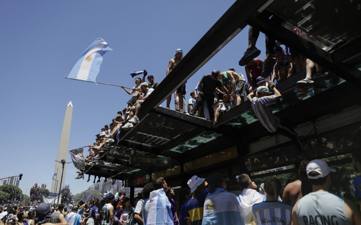 Multid&atilde;o lotou as ruas de Buenos Aires para receber a sele&ccedil;&atilde;o argentina ap&oacute;s conquista da Copa do Mundo