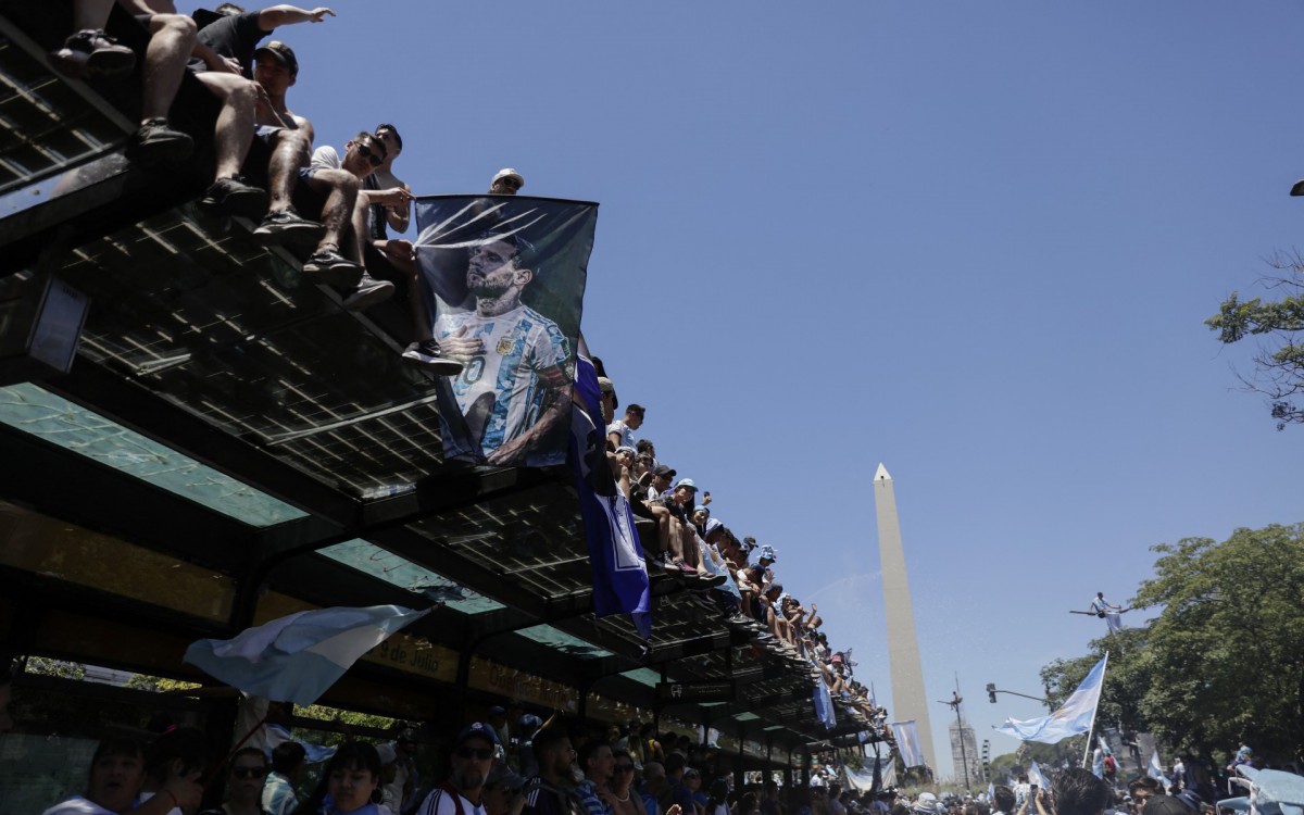 Multid&atilde;o lotou as ruas de Buenos Aires para receber a sele&ccedil;&atilde;o argentina ap&oacute;s conquista da Copa do Mundo