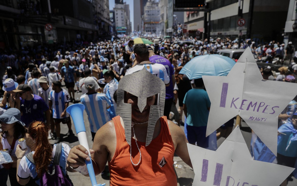 Multid&atilde;o lotou as ruas de Buenos Aires para receber a sele&ccedil;&atilde;o argentina ap&oacute;s conquista da Copa do Mundo