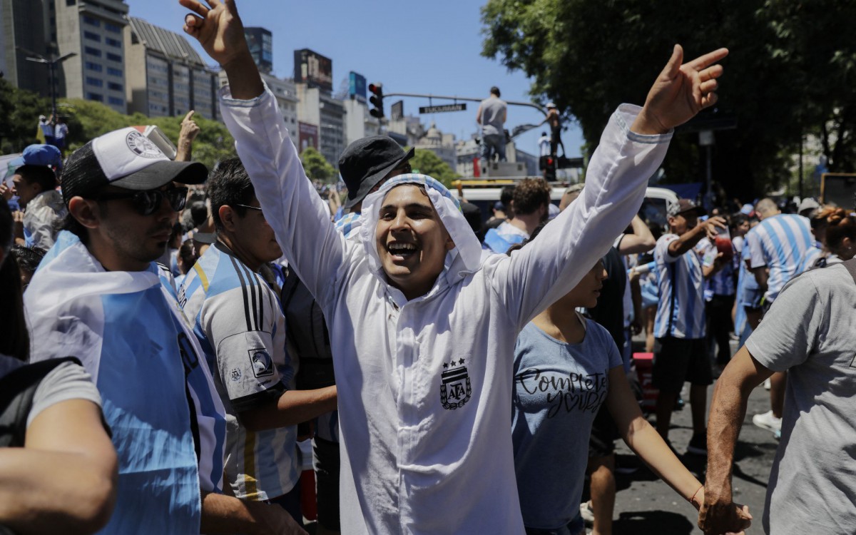 Multid&Atilde;&pound;o lotou as ruas de Buenos Aires para receber a sele&Atilde;&sect;&Atilde;&pound;o argentina ap&Atilde;&sup3;s conquista da Copa do Mundo