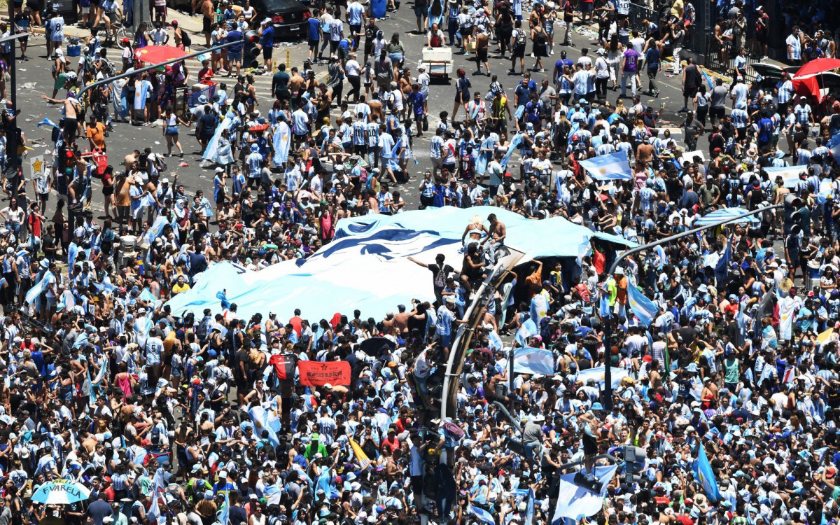 Multid&atilde;o lotou as ruas de Buenos Aires para receber a sele&ccedil;&atilde;o argentina ap&oacute;s conquista da Copa do Mundo