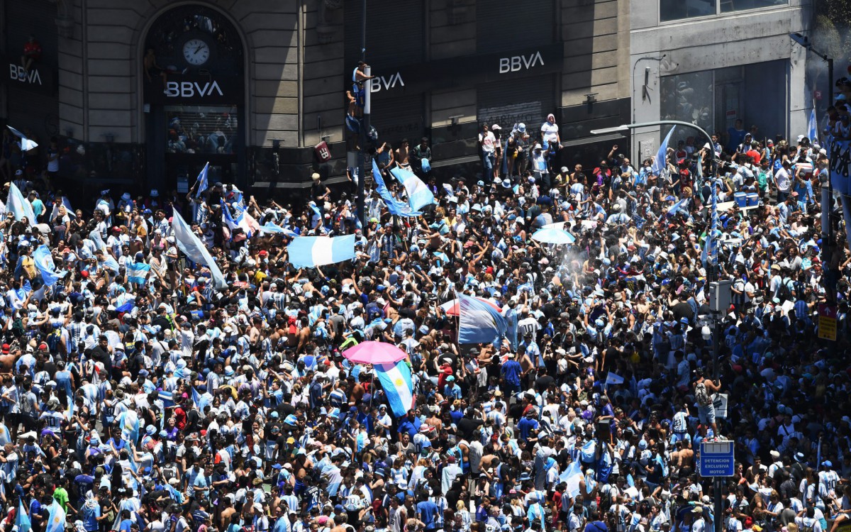 Multid&atilde;o lotou as ruas de Buenos Aires para receber a sele&ccedil;&atilde;o argentina ap&oacute;s conquista da Copa do Mundo