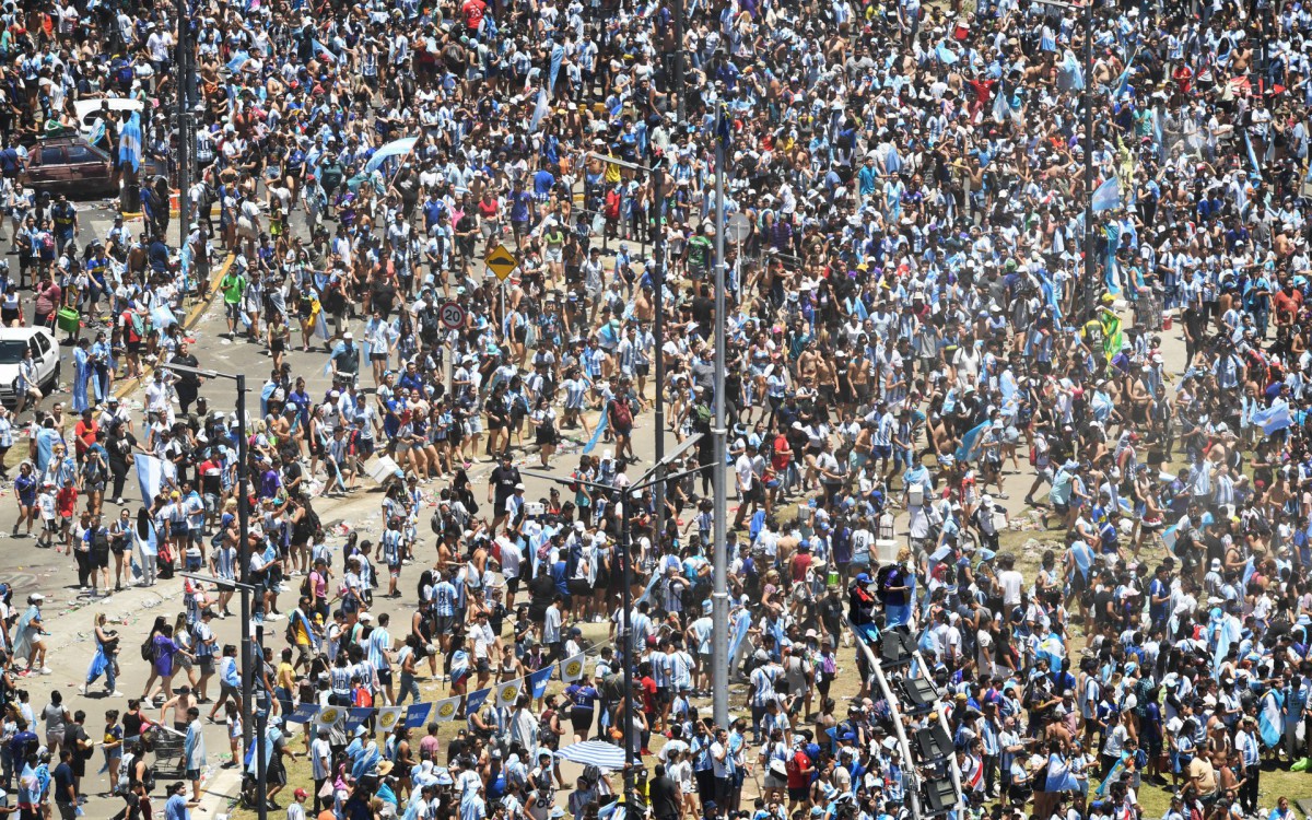 Multid&atilde;o lotou as ruas de Buenos Aires para receber a sele&ccedil;&atilde;o argentina ap&oacute;s conquista da Copa do Mundo