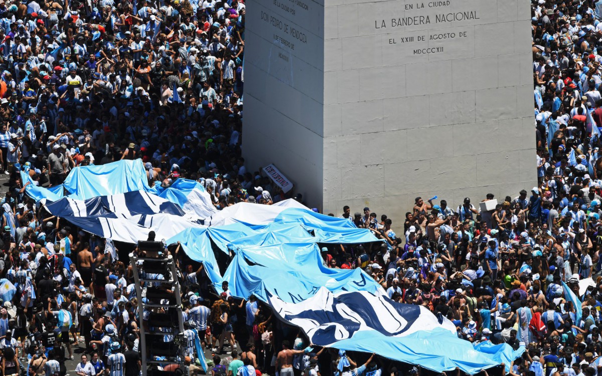Multid&atilde;o lotou as ruas de Buenos Aires para receber a sele&ccedil;&atilde;o argentina ap&oacute;s conquista da Copa do Mundo