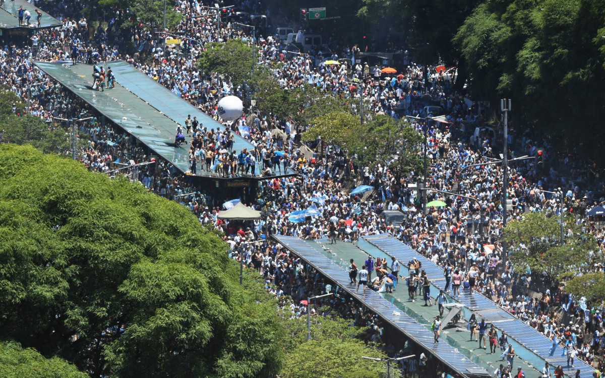 Multid&atilde;o lotou as ruas de Buenos Aires para receber a sele&ccedil;&atilde;o argentina ap&oacute;s conquista da Copa do Mundo