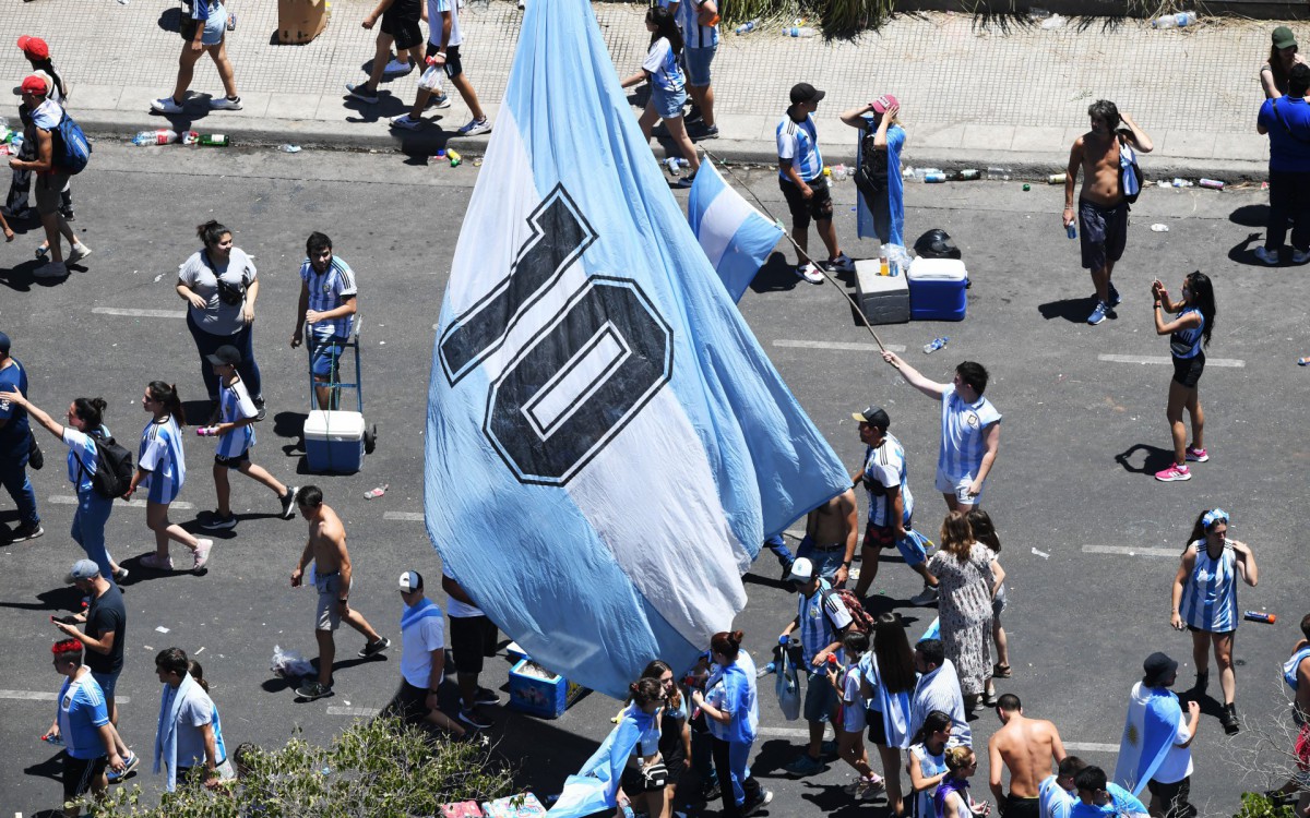 Multid&atilde;o lotou as ruas de Buenos Aires para receber a sele&ccedil;&atilde;o argentina ap&oacute;s conquista da Copa do Mundo