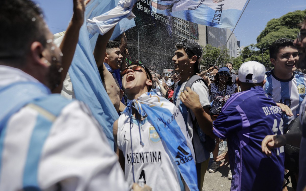 Multid&atilde;o lotou as ruas de Buenos Aires para receber a sele&ccedil;&atilde;o argentina ap&oacute;s conquista da Copa do Mundo