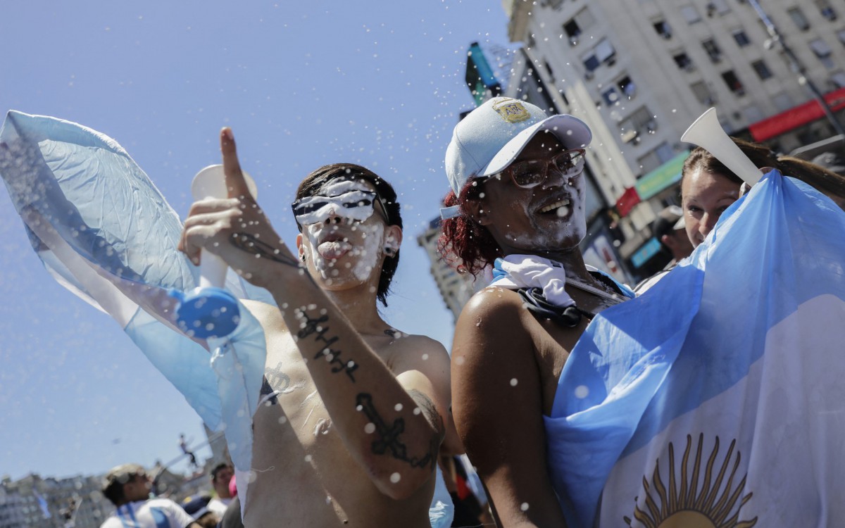 Multid&atilde;o lotou as ruas de Buenos Aires para receber a sele&ccedil;&atilde;o argentina ap&oacute;s conquista da Copa do Mundo