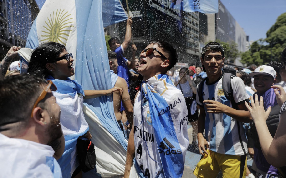 Multid&atilde;o lotou as ruas de Buenos Aires para receber a sele&ccedil;&atilde;o argentina ap&oacute;s conquista da Copa do Mundo