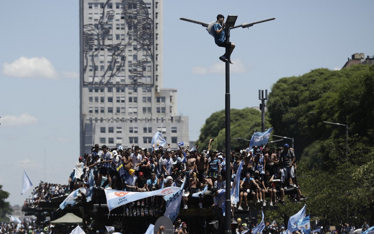 Multid&atilde;o lotou as ruas de Buenos Aires para receber a sele&ccedil;&atilde;o argentina ap&oacute;s conquista da Copa do Mundo