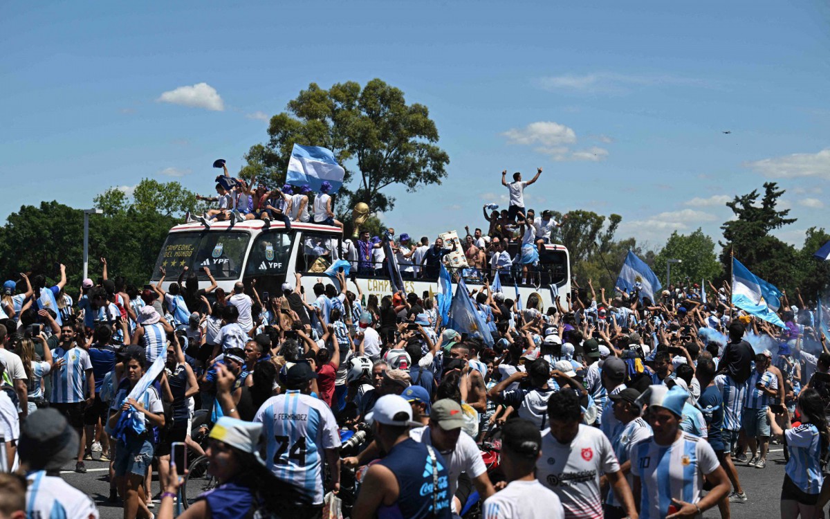 Multid&atilde;o lotou as ruas de Buenos Aires para receber a sele&ccedil;&atilde;o argentina ap&oacute;s conquista da Copa do Mundo
